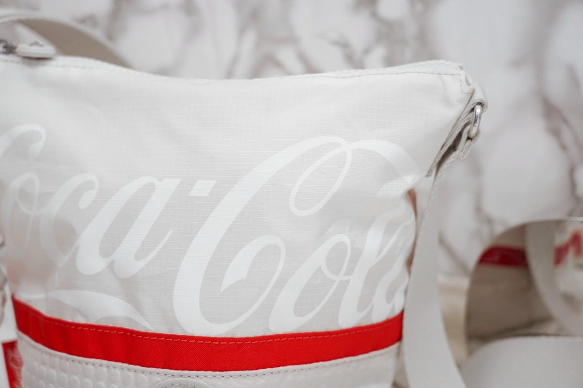 Kipling Coca-Cola 聯名款 百搭包款 2021走春潮流單品推薦3.jpg Kipling Coca-Cola 聯名款 百搭包款 2021走春潮流單品推薦3.jpg