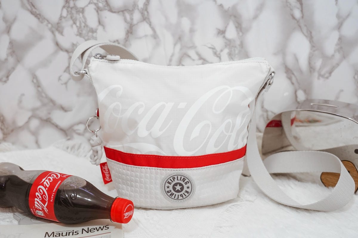 Kipling Coca-Cola 聯名款 百搭包款 2021走春潮流單品推薦2.jpg Kipling Coca-Cola 聯名款 百搭包款 2021走春潮流單品推薦2.jpg