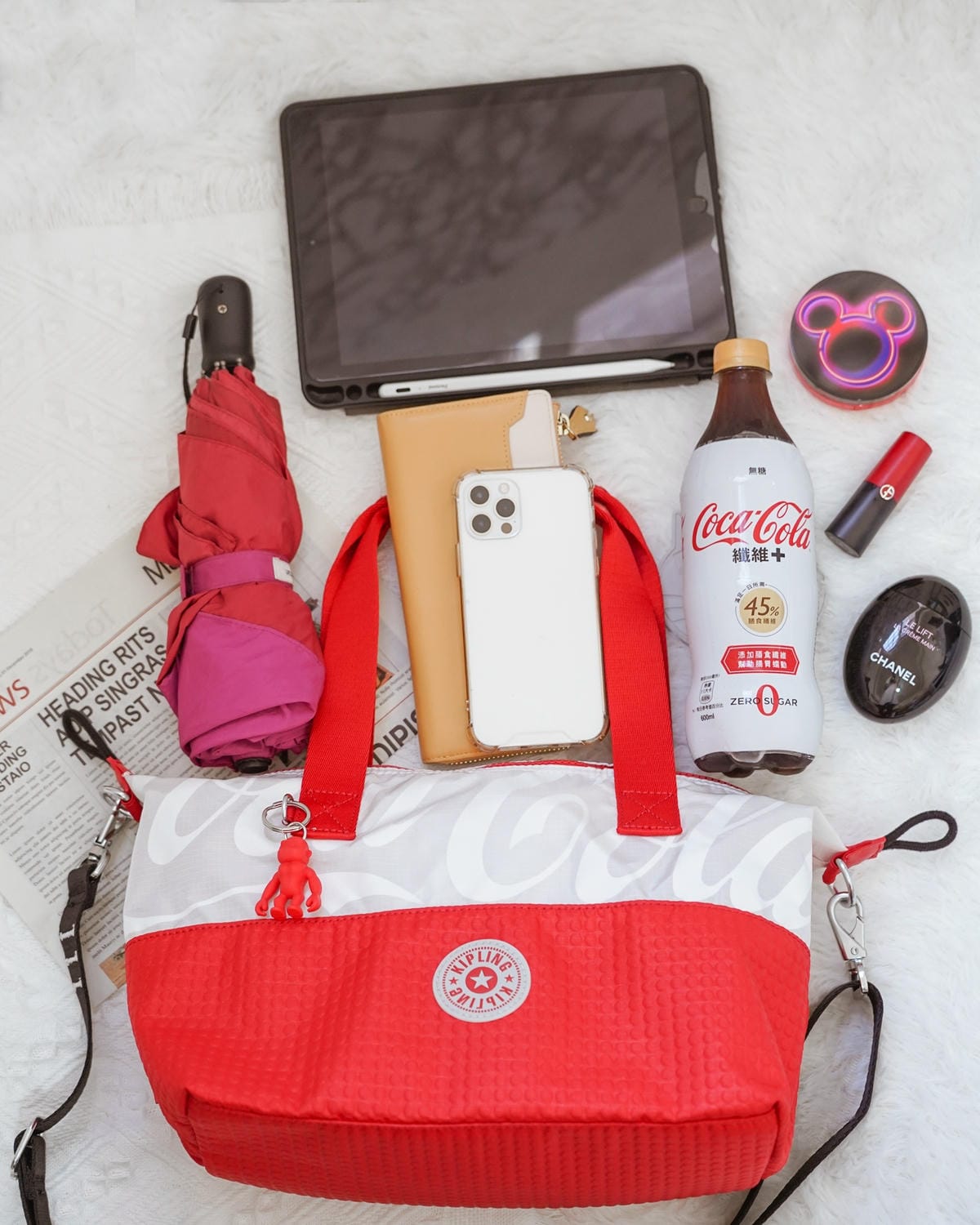 Kipling Coca-Cola 聯名款 百搭包款 2021走春潮流單品推薦24.jpg Kipling Coca-Cola 聯名款 百搭包款 2021走春潮流單品推薦24.jpg