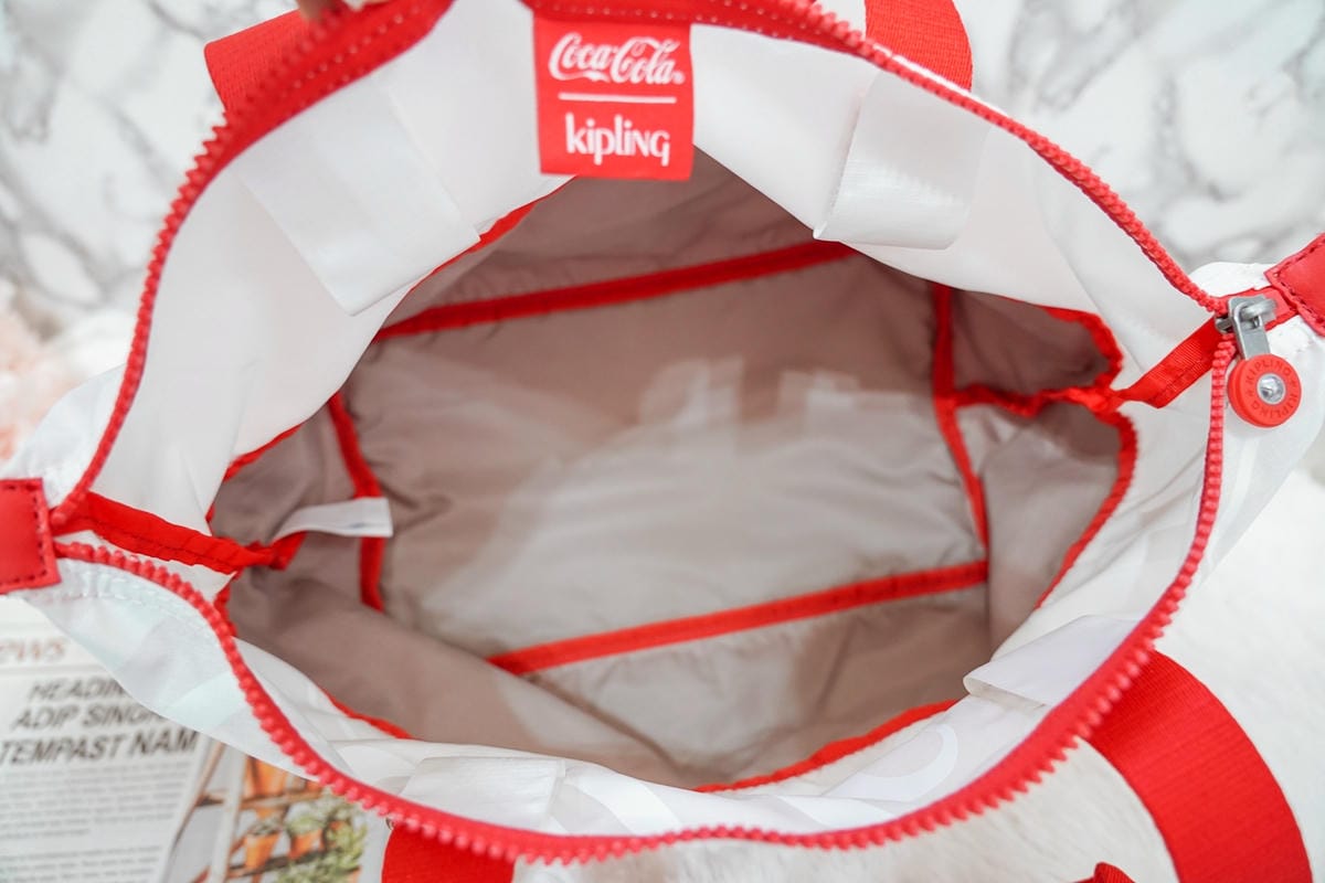 Kipling Coca-Cola 聯名款 百搭包款 2021走春潮流單品推薦23.jpg Kipling Coca-Cola 聯名款 百搭包款 2021走春潮流單品推薦23.jpg