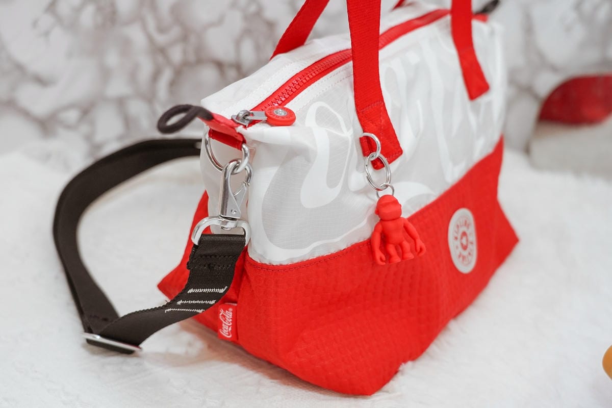 Kipling Coca-Cola 聯名款 百搭包款 2021走春潮流單品推薦17.jpg Kipling Coca-Cola 聯名款 百搭包款 2021走春潮流單品推薦17.jpg