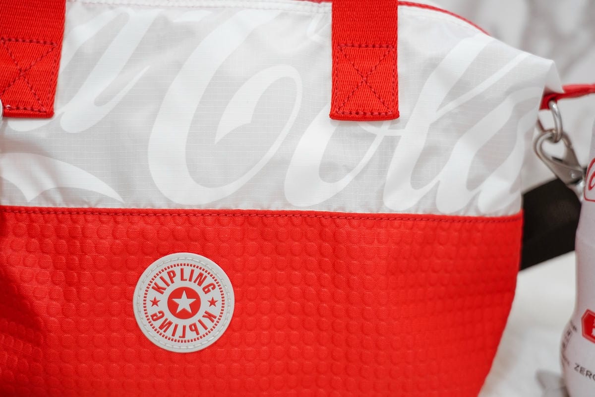 Kipling Coca-Cola 聯名款 百搭包款 2021走春潮流單品推薦21.jpg Kipling Coca-Cola 聯名款 百搭包款 2021走春潮流單品推薦21.jpg