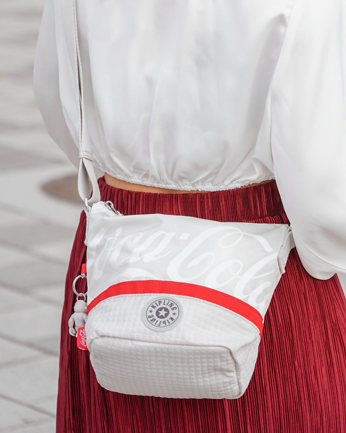 Kipling Coca-Cola 聯名款 百搭包款 2021走春潮流單品推薦7B.jpg Kipling Coca-Cola 聯名款 百搭包款 2021走春潮流單品推薦7B.jpg