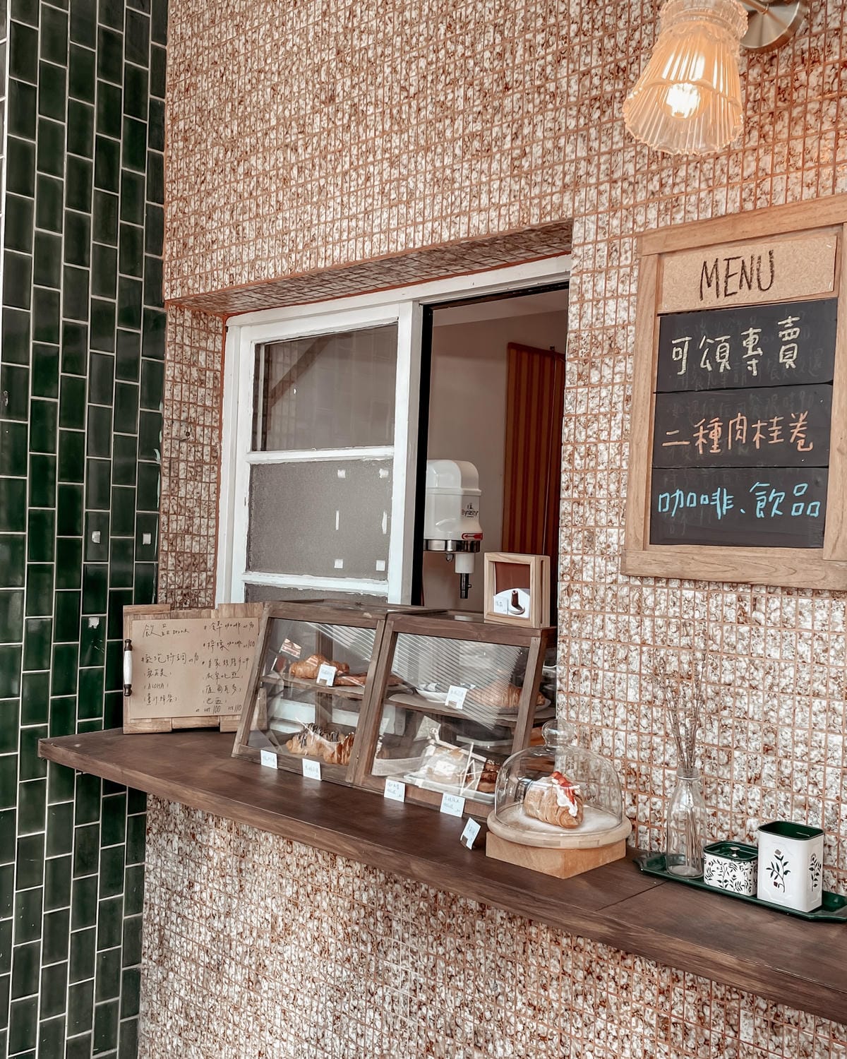 台南安平 伯虎在旗樓 街邊立食店專賣肉桂捲、可麗露、可頌甜點 伯虎在二樓街邊店14.JPG 台南安平 伯虎在旗樓 街邊立食店專賣肉桂捲、可麗露、可頌甜點 伯虎在二樓街邊店14.JPG