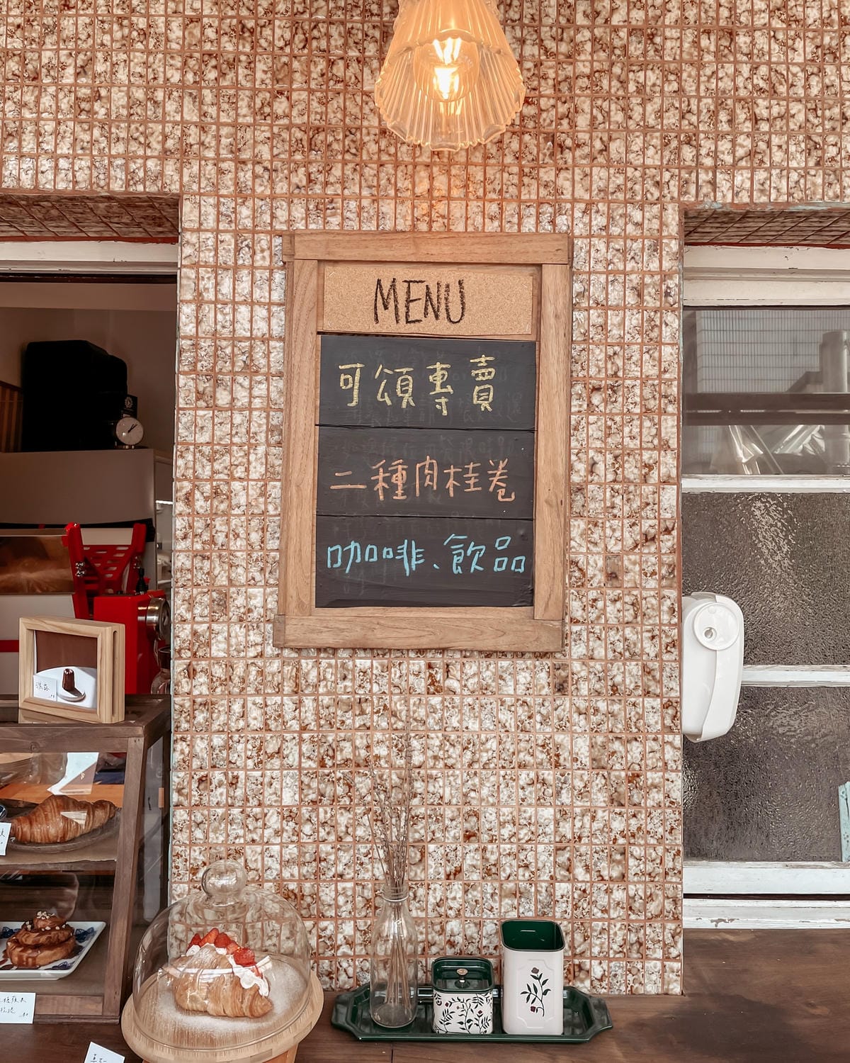 台南安平 伯虎在旗樓 街邊立食店專賣肉桂捲、可麗露、可頌甜點 伯虎在二樓街邊店5.JPG 台南安平 伯虎在旗樓 街邊立食店專賣肉桂捲、可麗露、可頌甜點 伯虎在二樓街邊店5.JPG