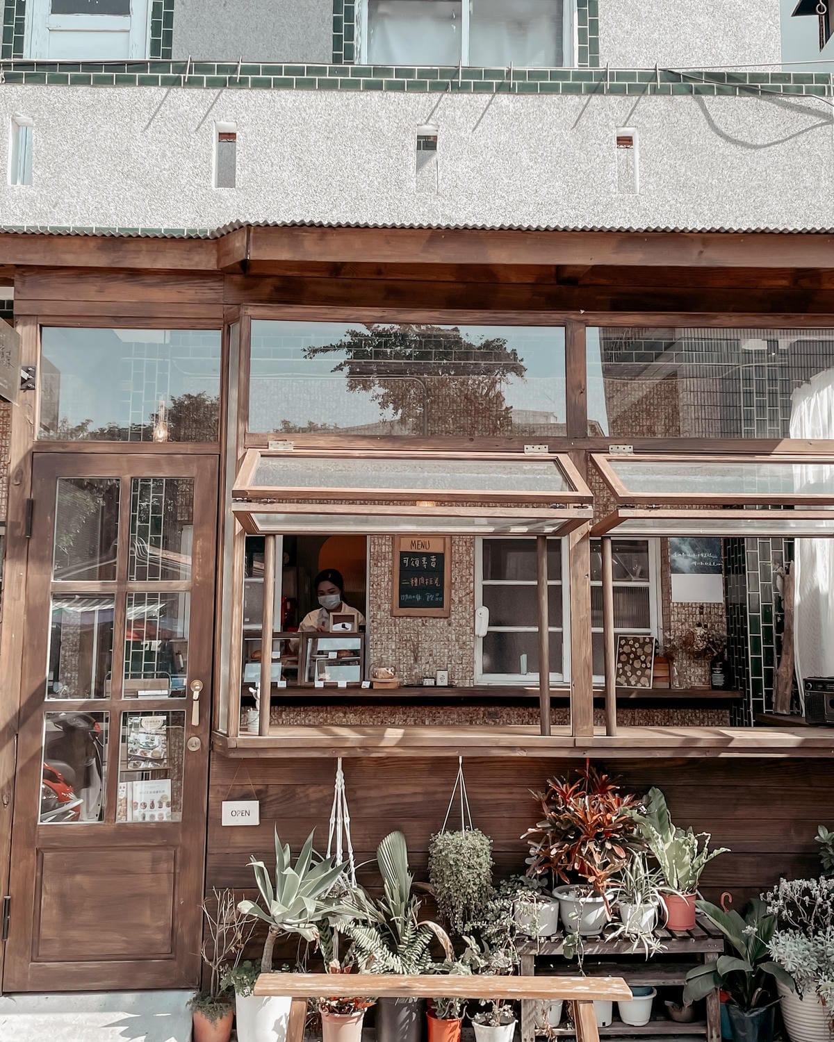 台南安平 伯虎在旗樓 街邊立食店專賣肉桂捲、可麗露、可頌甜點 伯虎在二樓街邊店2.JPG 台南安平 伯虎在旗樓 街邊立食店專賣肉桂捲、可麗露、可頌甜點 伯虎在二樓街邊店2.JPG