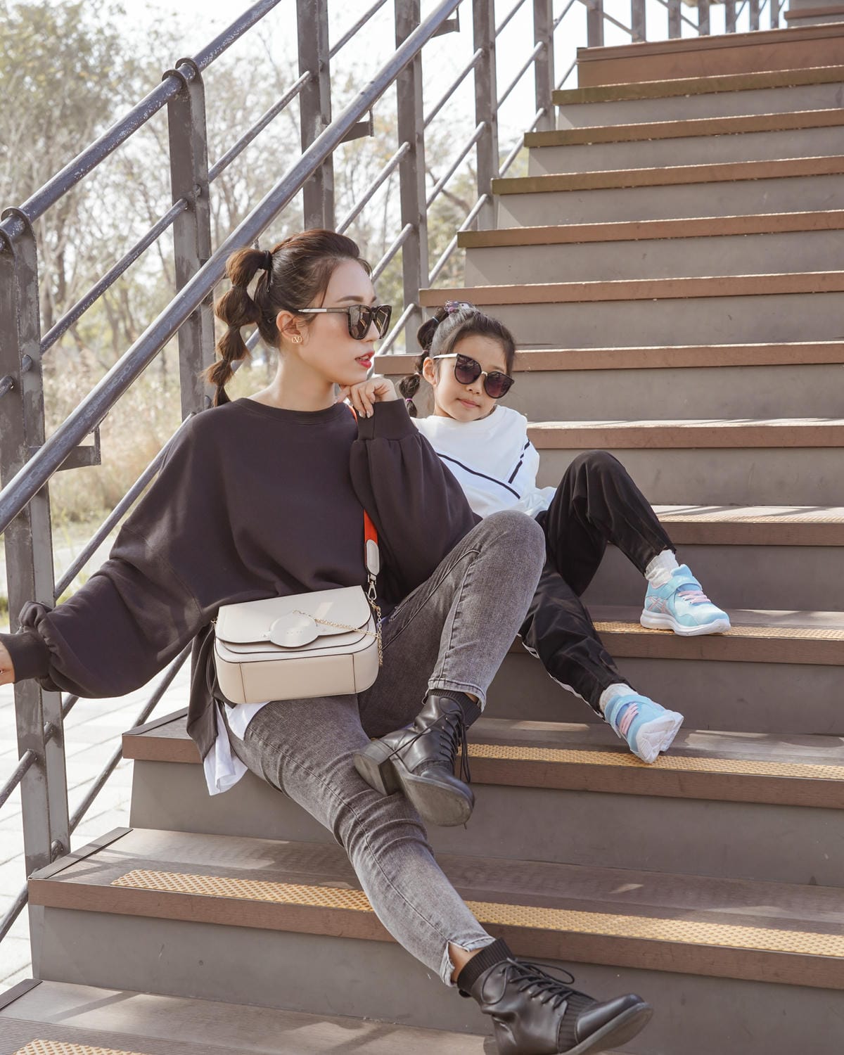 S’AIME東京企劃 春遊必備包款 實用百搭推薦 真皮圓轉鎖手提兩用小方包 仙境馬鞍包 真皮信封掀蓋方塊中夾 43.jpg S’AIME東京企劃 春遊必備包款 實用百搭推薦 真皮圓轉鎖手提兩用小方包 仙境馬鞍包 真皮信封掀蓋方塊中夾 43.jpg