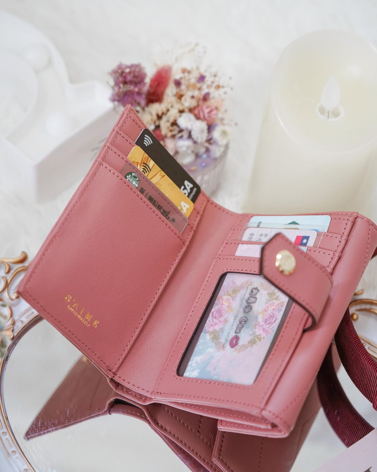 S’AIME東京企劃 春遊必備包款 實用百搭推薦 真皮圓轉鎖手提兩用小方包 仙境馬鞍包 真皮信封掀蓋方塊中夾 28.JPG S’AIME東京企劃 春遊必備包款 實用百搭推薦 真皮圓轉鎖手提兩用小方包 仙境馬鞍包 真皮信封掀蓋方塊中夾 28.JPG