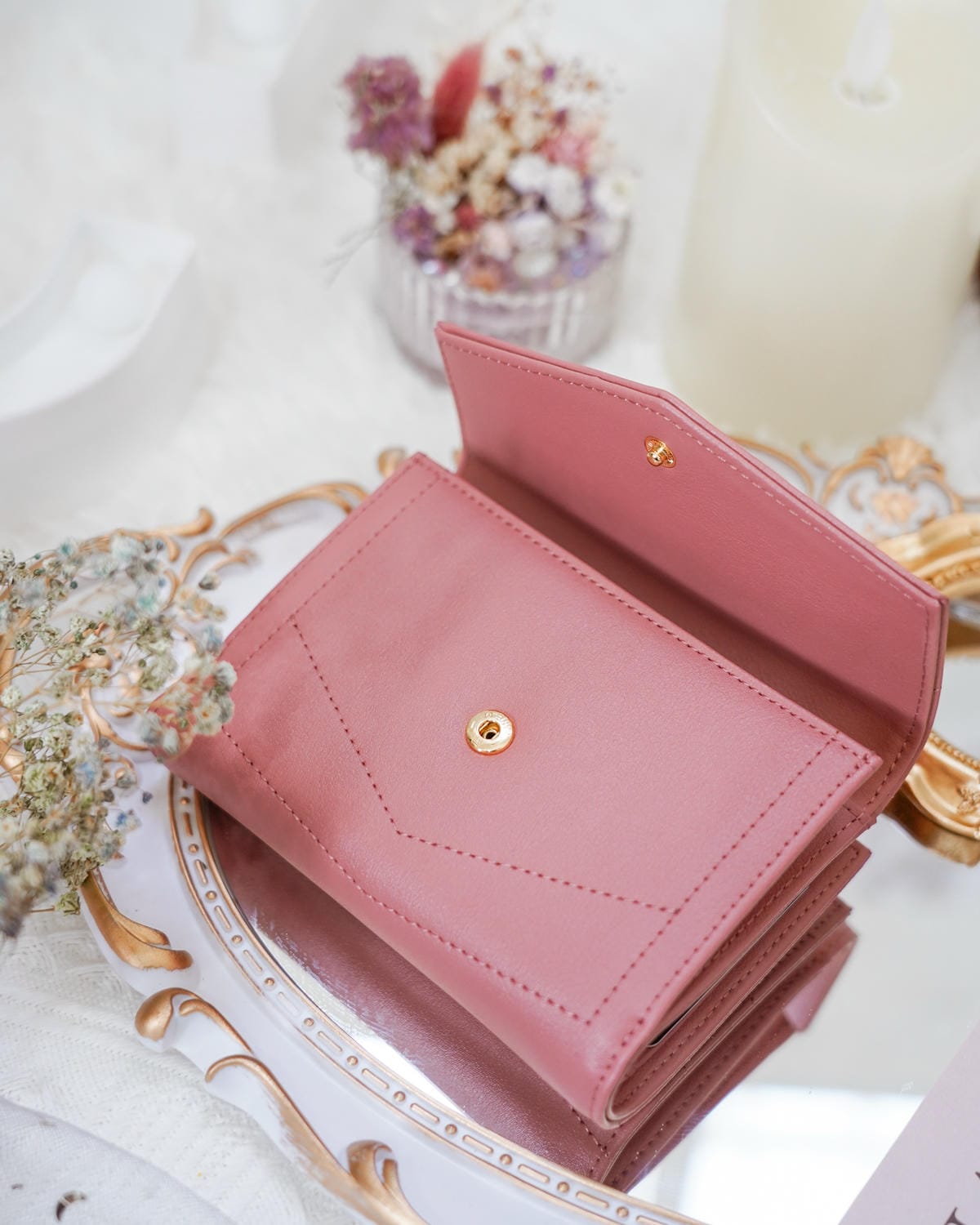 S’AIME東京企劃 春遊必備包款 實用百搭推薦 真皮圓轉鎖手提兩用小方包 仙境馬鞍包 真皮信封掀蓋方塊中夾 29.JPG S’AIME東京企劃 春遊必備包款 實用百搭推薦 真皮圓轉鎖手提兩用小方包 仙境馬鞍包 真皮信封掀蓋方塊中夾 29.JPG