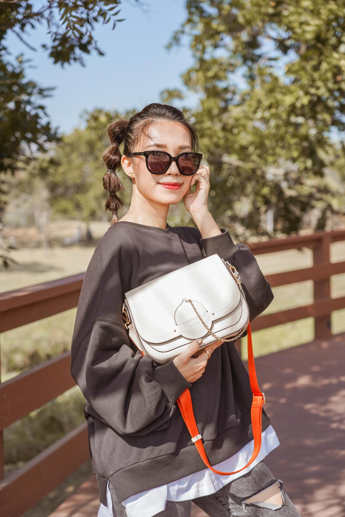 S’AIME東京企劃 春遊必備包款 實用百搭推薦 真皮圓轉鎖手提兩用小方包 仙境馬鞍包 真皮信封掀蓋方塊中夾 45.JPG S’AIME東京企劃 春遊必備包款 實用百搭推薦 真皮圓轉鎖手提兩用小方包 仙境馬鞍包 真皮信封掀蓋方塊中夾 45.JPG