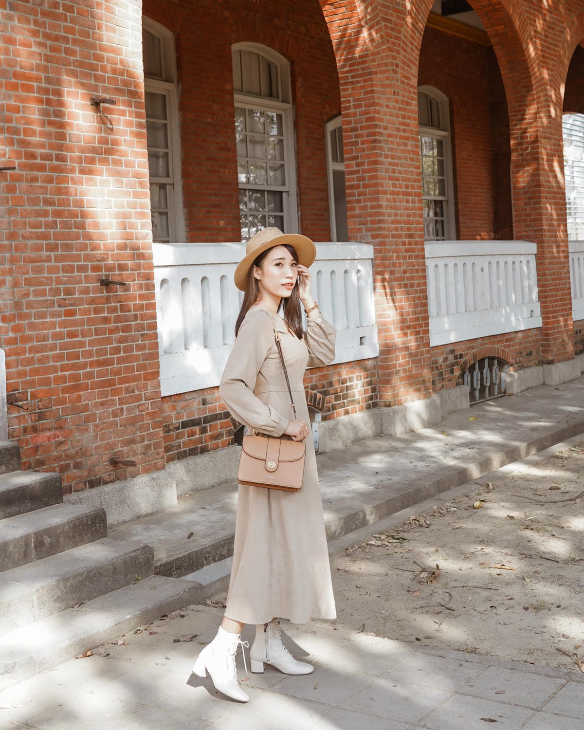 S’AIME東京企劃 春遊必備包款 實用百搭推薦 真皮圓轉鎖手提兩用小方包 仙境馬鞍包 真皮信封掀蓋方塊中夾 17.JPG S’AIME東京企劃 春遊必備包款 實用百搭推薦 真皮圓轉鎖手提兩用小方包 仙境馬鞍包 真皮信封掀蓋方塊中夾 17.JPG