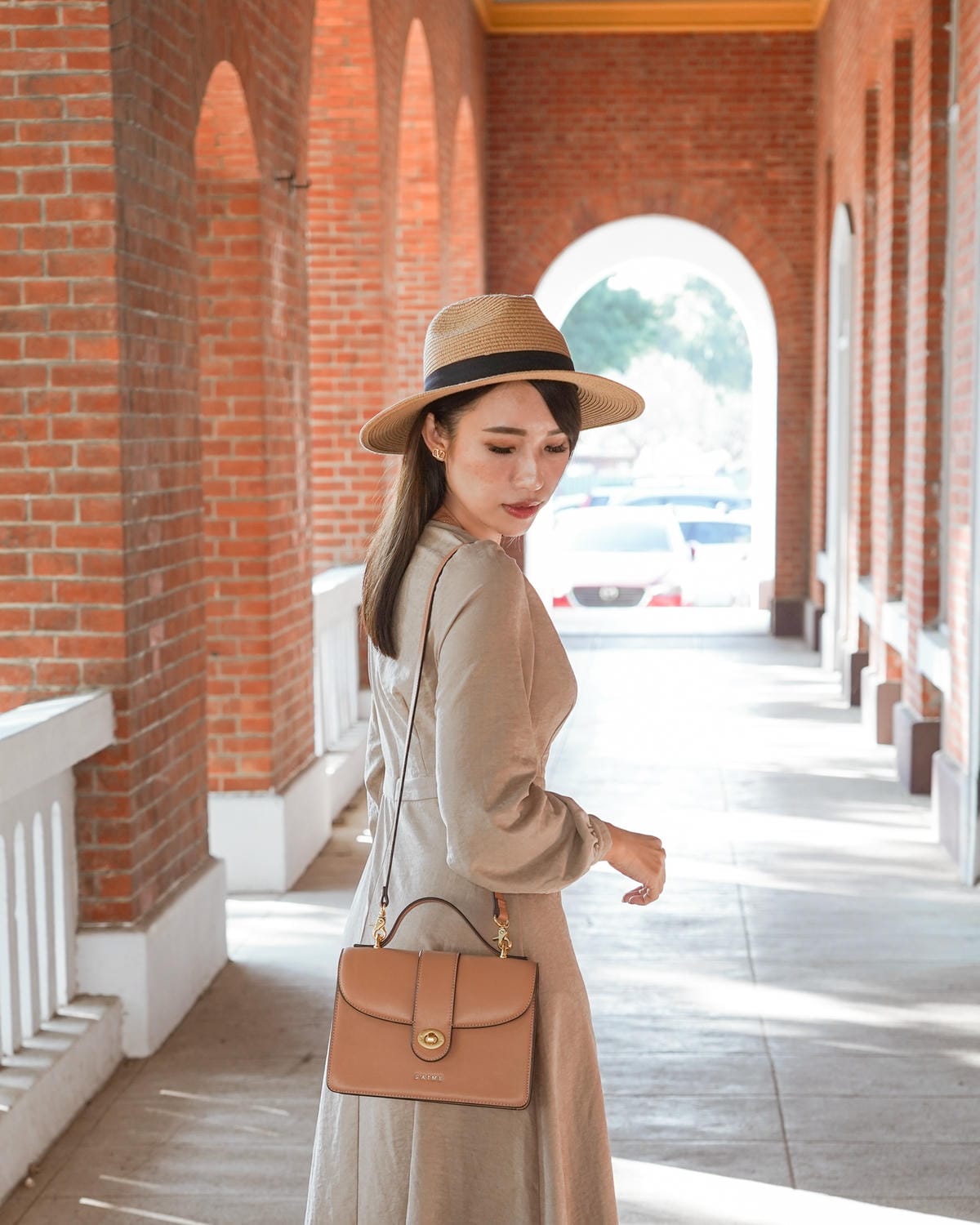 S’AIME東京企劃 春遊必備包款 實用百搭推薦 真皮圓轉鎖手提兩用小方包 仙境馬鞍包 真皮信封掀蓋方塊中夾 13.JPG S’AIME東京企劃 春遊必備包款 實用百搭推薦 真皮圓轉鎖手提兩用小方包 仙境馬鞍包 真皮信封掀蓋方塊中夾 13.JPG