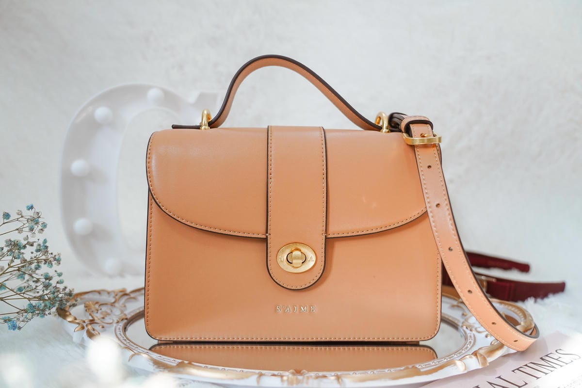 S’AIME東京企劃 春遊必備包款 實用百搭推薦 真皮圓轉鎖手提兩用小方包 仙境馬鞍包 真皮信封掀蓋方塊中夾 4.JPG S’AIME東京企劃 春遊必備包款 實用百搭推薦 真皮圓轉鎖手提兩用小方包 仙境馬鞍包 真皮信封掀蓋方塊中夾 4.JPG