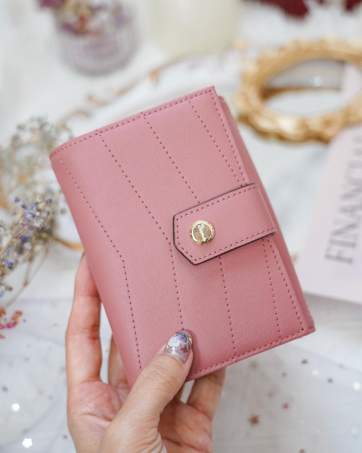 S’AIME東京企劃 春遊必備包款 實用百搭推薦 真皮圓轉鎖手提兩用小方包 仙境馬鞍包 真皮信封掀蓋方塊中夾 31.JPG S’AIME東京企劃 春遊必備包款 實用百搭推薦 真皮圓轉鎖手提兩用小方包 仙境馬鞍包 真皮信封掀蓋方塊中夾 31.JPG