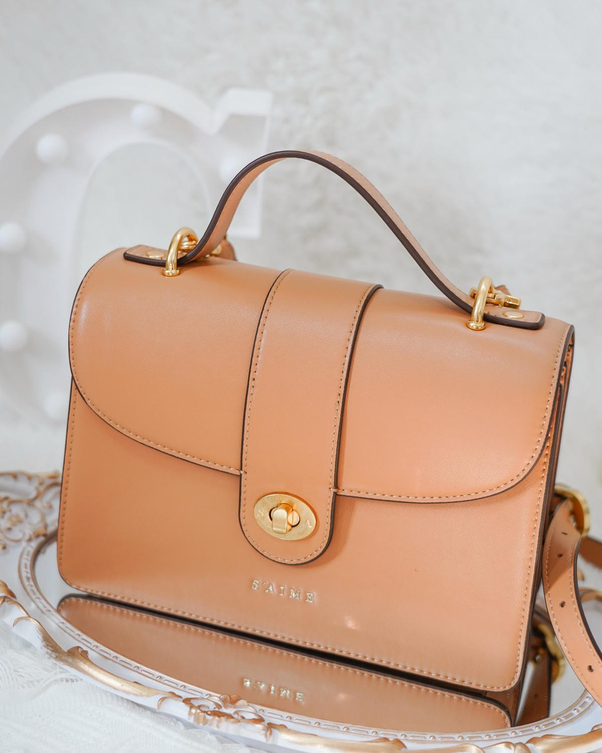 S’AIME東京企劃 春遊必備包款 實用百搭推薦 真皮圓轉鎖手提兩用小方包 仙境馬鞍包 真皮信封掀蓋方塊中夾 5.JPG S’AIME東京企劃 春遊必備包款 實用百搭推薦 真皮圓轉鎖手提兩用小方包 仙境馬鞍包 真皮信封掀蓋方塊中夾 5.JPG