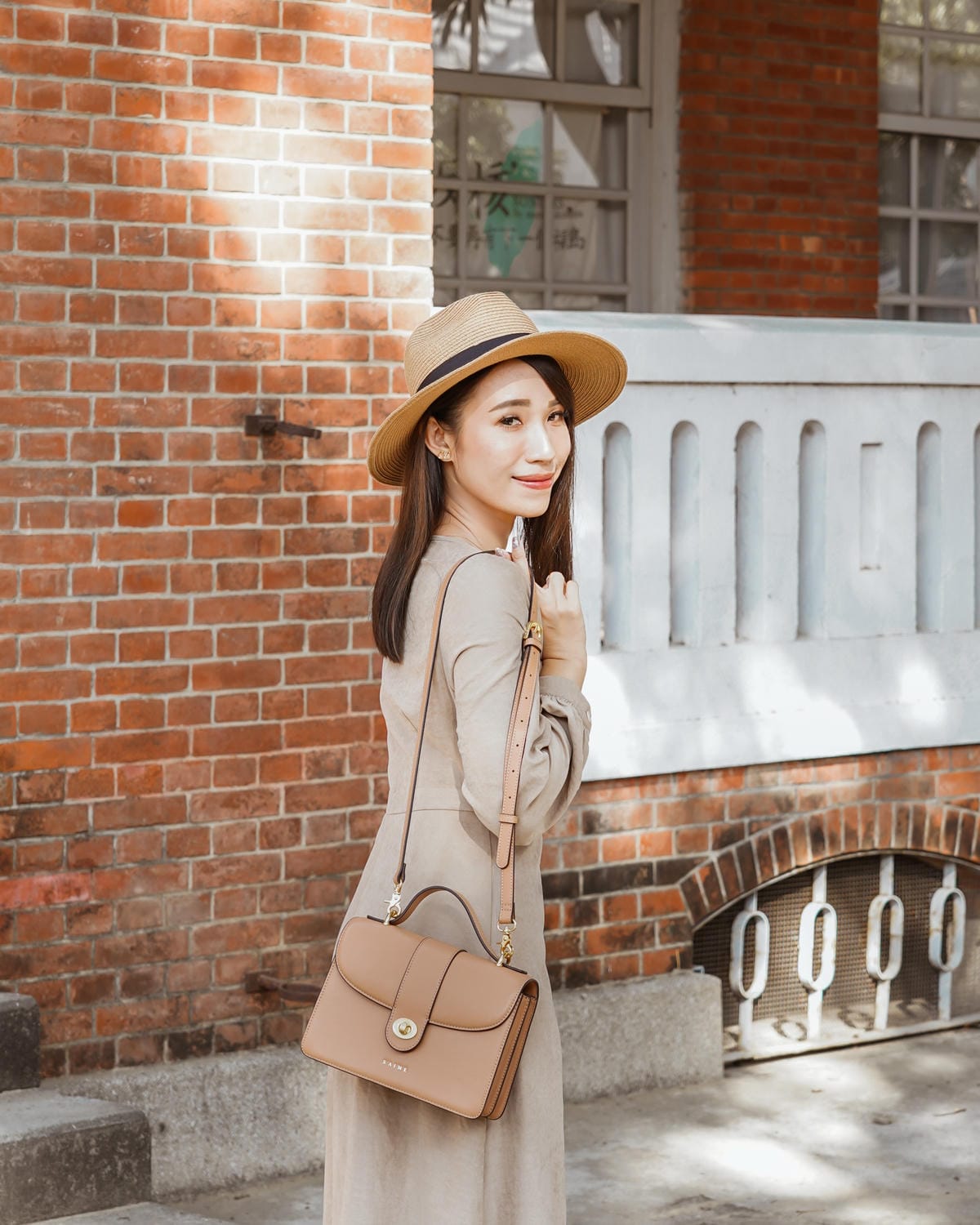 S’AIME東京企劃 春遊必備包款 實用百搭推薦 真皮圓轉鎖手提兩用小方包 仙境馬鞍包 真皮信封掀蓋方塊中夾 15.JPG S’AIME東京企劃 春遊必備包款 實用百搭推薦 真皮圓轉鎖手提兩用小方包 仙境馬鞍包 真皮信封掀蓋方塊中夾 15.JPG