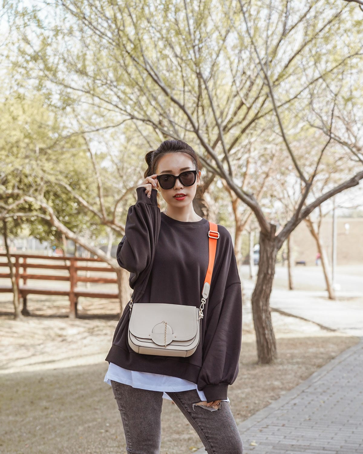 S’AIME東京企劃 春遊必備包款 實用百搭推薦 真皮圓轉鎖手提兩用小方包 仙境馬鞍包 真皮信封掀蓋方塊中夾 41.JPG S’AIME東京企劃 春遊必備包款 實用百搭推薦 真皮圓轉鎖手提兩用小方包 仙境馬鞍包 真皮信封掀蓋方塊中夾 41.JPG