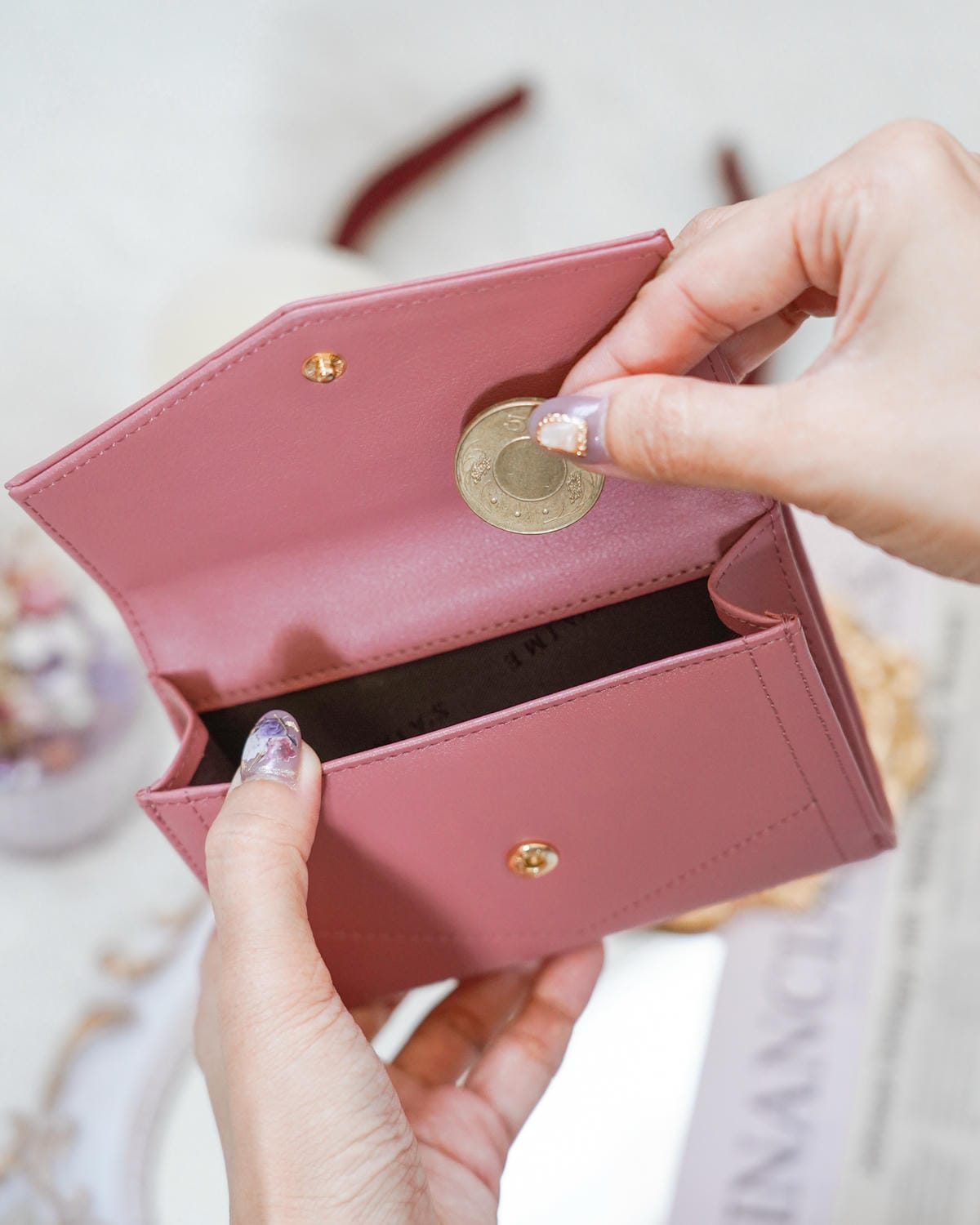 S’AIME東京企劃 春遊必備包款 實用百搭推薦 真皮圓轉鎖手提兩用小方包 仙境馬鞍包 真皮信封掀蓋方塊中夾 30.JPG S’AIME東京企劃 春遊必備包款 實用百搭推薦 真皮圓轉鎖手提兩用小方包 仙境馬鞍包 真皮信封掀蓋方塊中夾 30.JPG