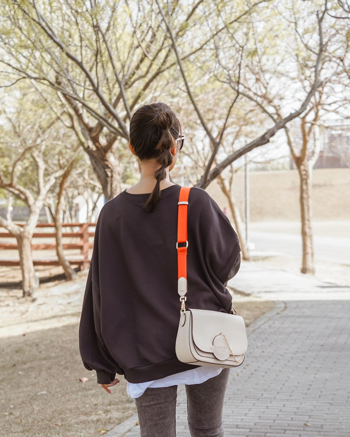 S’AIME東京企劃 春遊必備包款 實用百搭推薦 真皮圓轉鎖手提兩用小方包 仙境馬鞍包 真皮信封掀蓋方塊中夾 42.JPG S’AIME東京企劃 春遊必備包款 實用百搭推薦 真皮圓轉鎖手提兩用小方包 仙境馬鞍包 真皮信封掀蓋方塊中夾 42.JPG