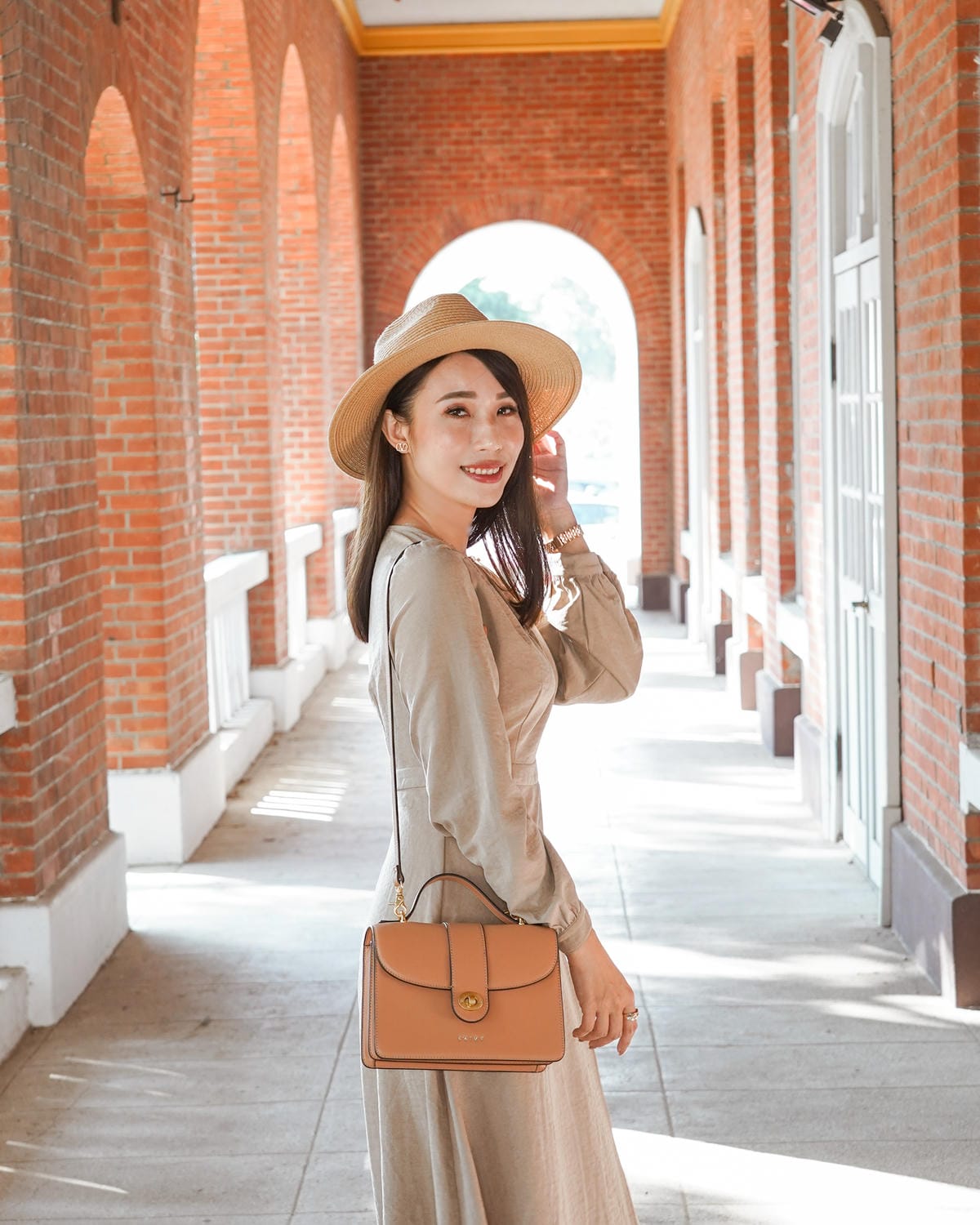 S’AIME東京企劃 春遊必備包款 實用百搭推薦 真皮圓轉鎖手提兩用小方包 仙境馬鞍包 真皮信封掀蓋方塊中夾 12.JPG S’AIME東京企劃 春遊必備包款 實用百搭推薦 真皮圓轉鎖手提兩用小方包 仙境馬鞍包 真皮信封掀蓋方塊中夾 12.JPG