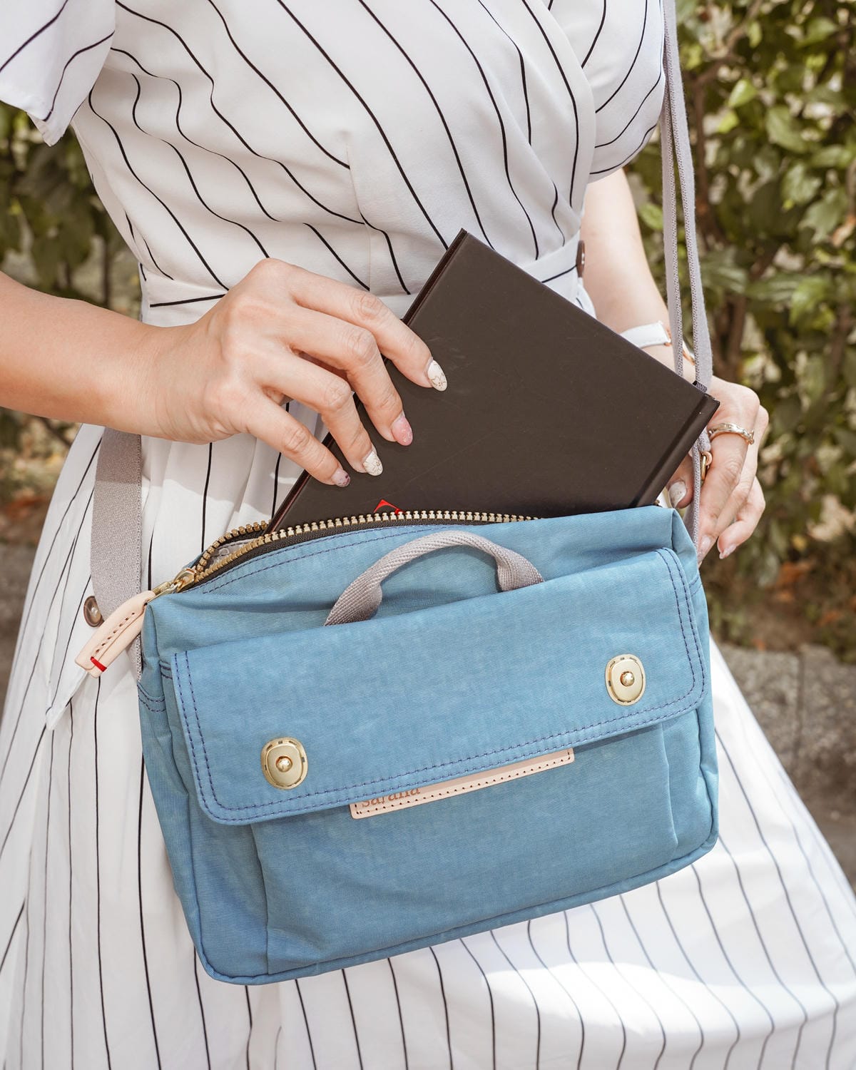 satana Soldier 舒心生活斜肩包 帶領體驗更美好生活 2021年度暢銷色煙灰藍必收21.jpg satana Soldier 舒心生活斜肩包 帶領體驗更美好生活 2021年度暢銷色煙灰藍必收21.jpg