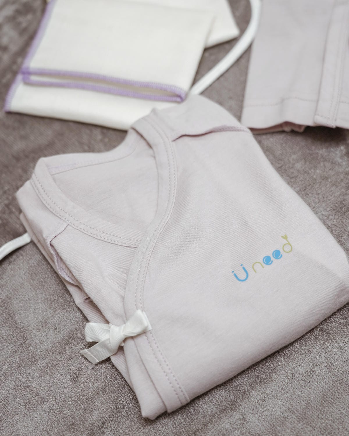 Uneed寶寶彌月禮盒 MIT童裝 親膚呵護寶寶肌膚 新生兒實用包衣 口水巾 圍兜 包巾 周歲禮盒推薦9A.jpg Uneed寶寶彌月禮盒 MIT童裝 親膚呵護寶寶肌膚 新生兒實用包衣 口水巾 圍兜 包巾 周歲禮盒推薦9A.jpg