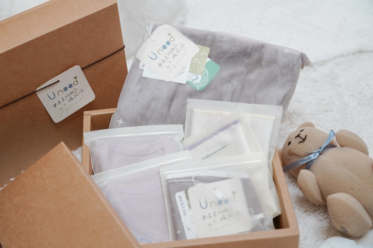 Uneed寶寶彌月禮盒 MIT童裝 親膚呵護寶寶肌膚 新生兒實用包衣 口水巾 圍兜 包巾 周歲禮盒推薦3.jpg Uneed寶寶彌月禮盒 MIT童裝 親膚呵護寶寶肌膚 新生兒實用包衣 口水巾 圍兜 包巾 周歲禮盒推薦3.jpg