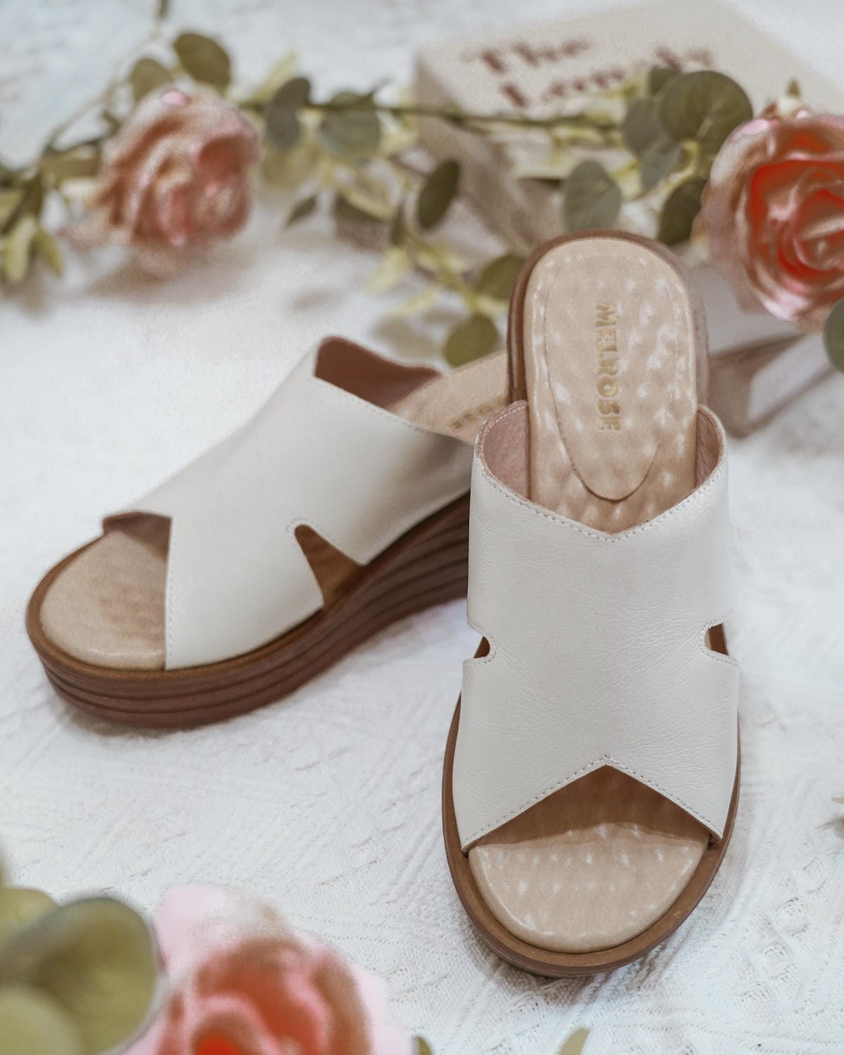 春夏拖鞋推薦MELROSE美樂斯 時髦質感側空造型牛皮楔型厚底拖鞋 舒適實穿LOOKBOOK9.jpg