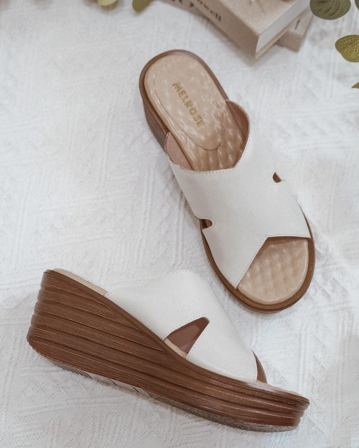春夏拖鞋推薦MELROSE美樂斯 時髦質感側空造型牛皮楔型厚底拖鞋 舒適實穿LOOKBOOK5.jpg