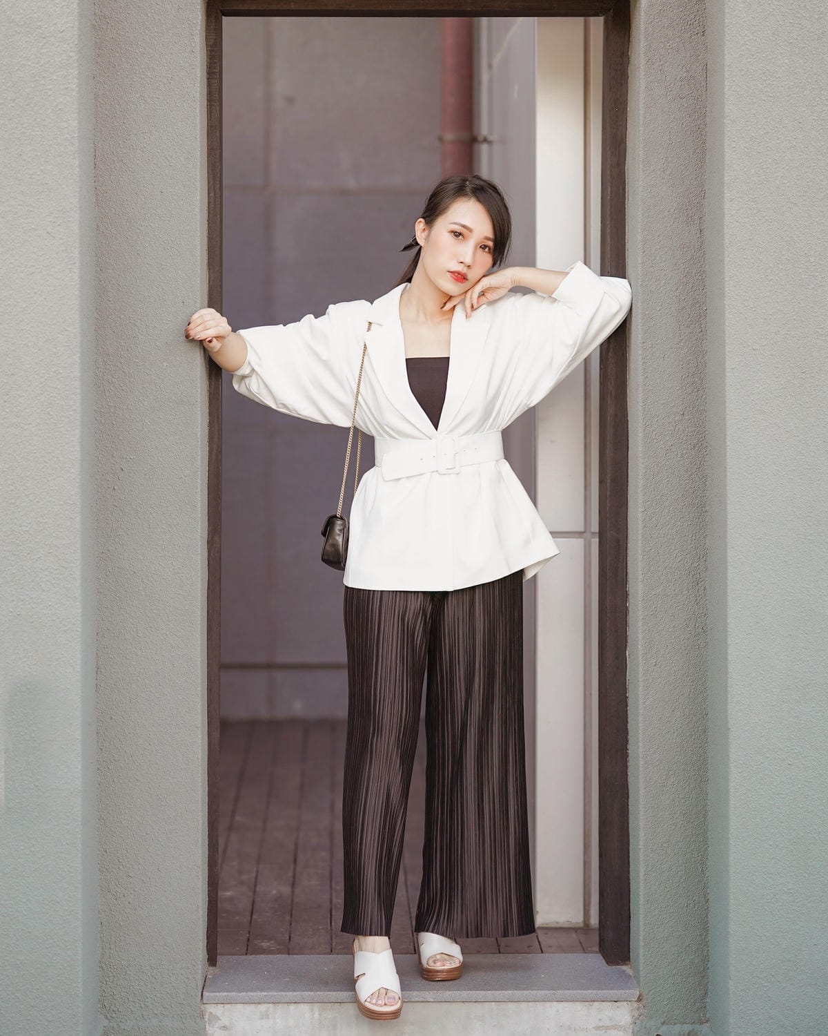 春夏拖鞋推薦MELROSE美樂斯 時髦質感側空造型牛皮楔型厚底拖鞋 舒適實穿LOOKBOOK22.jpg