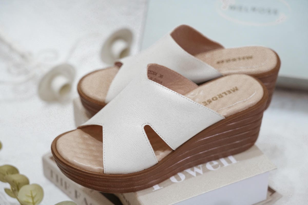 春夏拖鞋推薦MELROSE美樂斯 時髦質感側空造型牛皮楔型厚底拖鞋 舒適實穿LOOKBOOK8.jpg