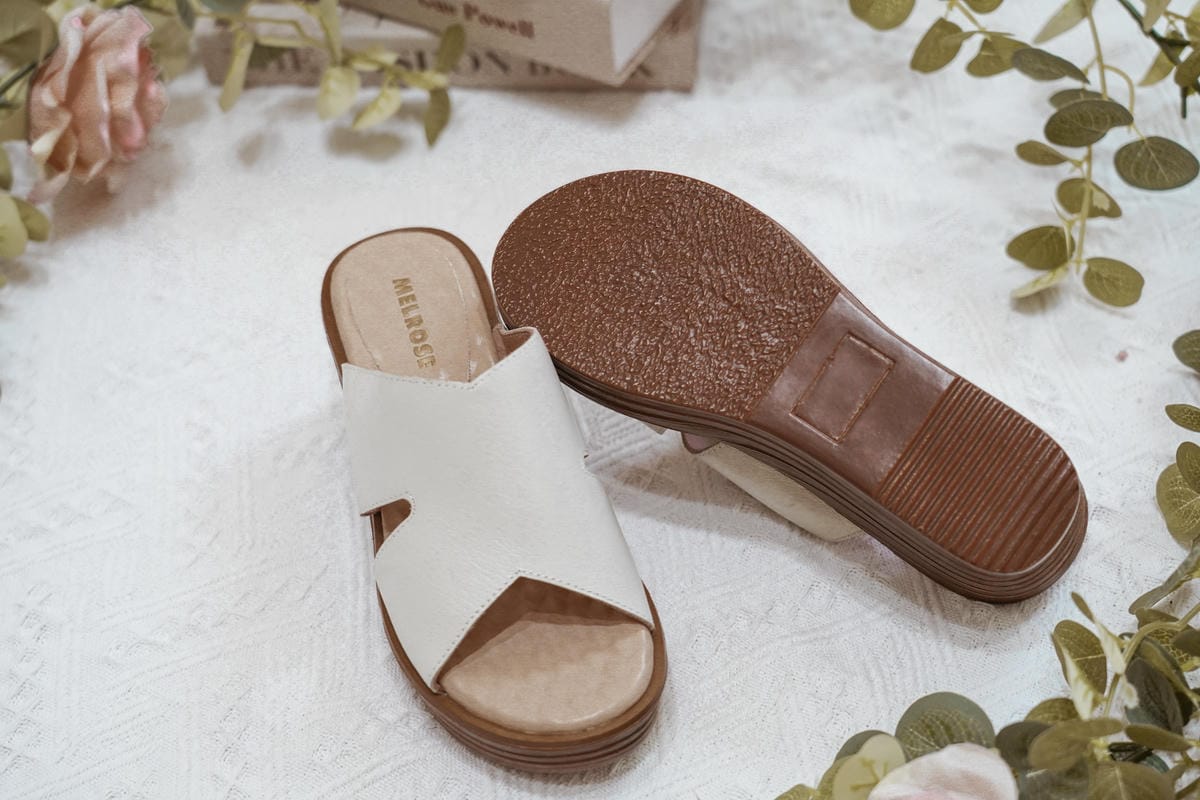 春夏拖鞋推薦MELROSE美樂斯 時髦質感側空造型牛皮楔型厚底拖鞋 舒適實穿LOOKBOOK6.jpg