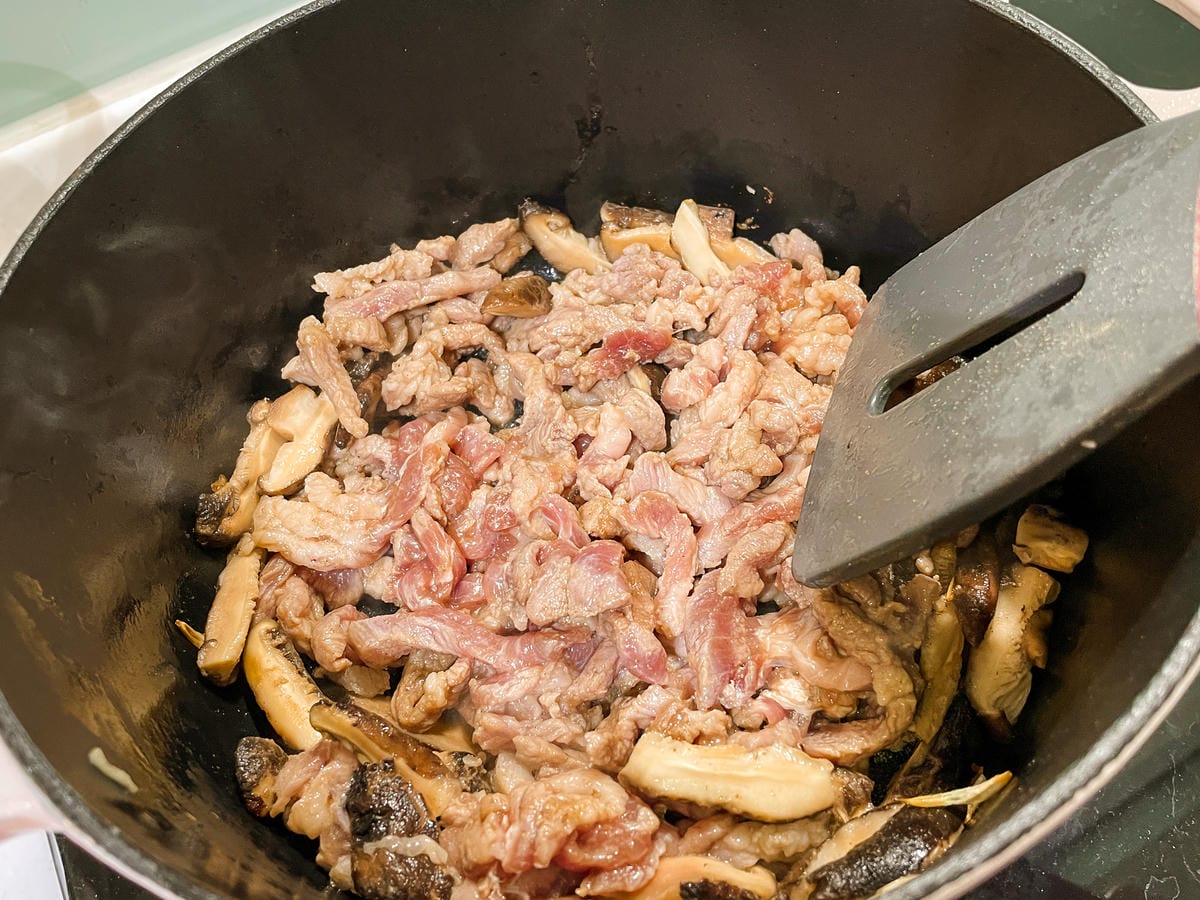 鑄鐵鍋食譜 三道家常菜必學 滷五花肉 櫻花蝦油飯 奶香蛤蠣(MULTEE摩堤)9.jpg 鑄鐵鍋食譜 三道家常菜必學 滷五花肉 櫻花蝦油飯 奶香蛤蠣(MULTEE摩堤)9.jpg