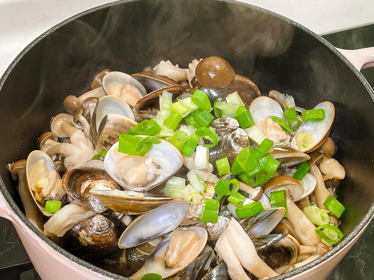 鑄鐵鍋食譜 三道家常菜必學 滷五花肉 櫻花蝦油飯 奶香蛤蠣(MULTEE摩堤)15.jpg 鑄鐵鍋食譜 三道家常菜必學 滷五花肉 櫻花蝦油飯 奶香蛤蠣(MULTEE摩堤)15.jpg