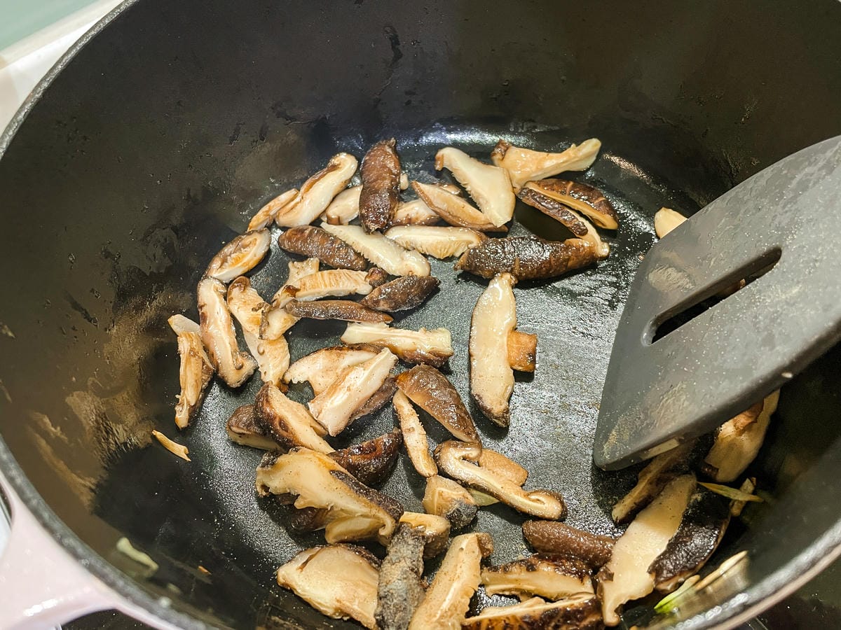 鑄鐵鍋食譜 三道家常菜必學 滷五花肉 櫻花蝦油飯 奶香蛤蠣(MULTEE摩堤)8.jpg 鑄鐵鍋食譜 三道家常菜必學 滷五花肉 櫻花蝦油飯 奶香蛤蠣(MULTEE摩堤)8.jpg