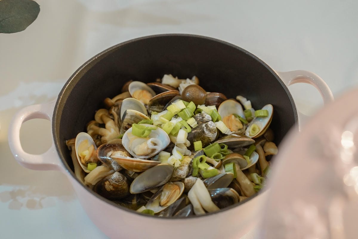 鑄鐵鍋食譜 三道家常菜必學 滷五花肉 櫻花蝦油飯 奶香蛤蠣(MULTEE摩堤)16.jpg 鑄鐵鍋食譜 三道家常菜必學 滷五花肉 櫻花蝦油飯 奶香蛤蠣(MULTEE摩堤)16.jpg