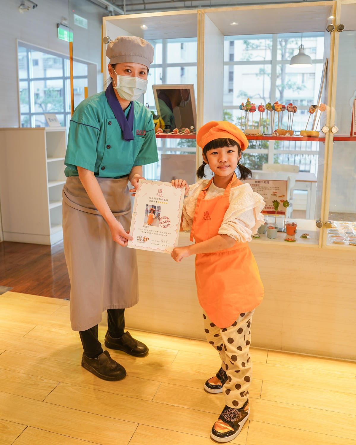 高雄亞尼克親子DIY甜點課程 超應景福氣兔寶寶造型翻糖蛋糕棒 大人小孩都愛32.jpg 高雄亞尼克親子DIY甜點課程 超應景福氣兔寶寶造型翻糖蛋糕棒 大人小孩都愛32.jpg