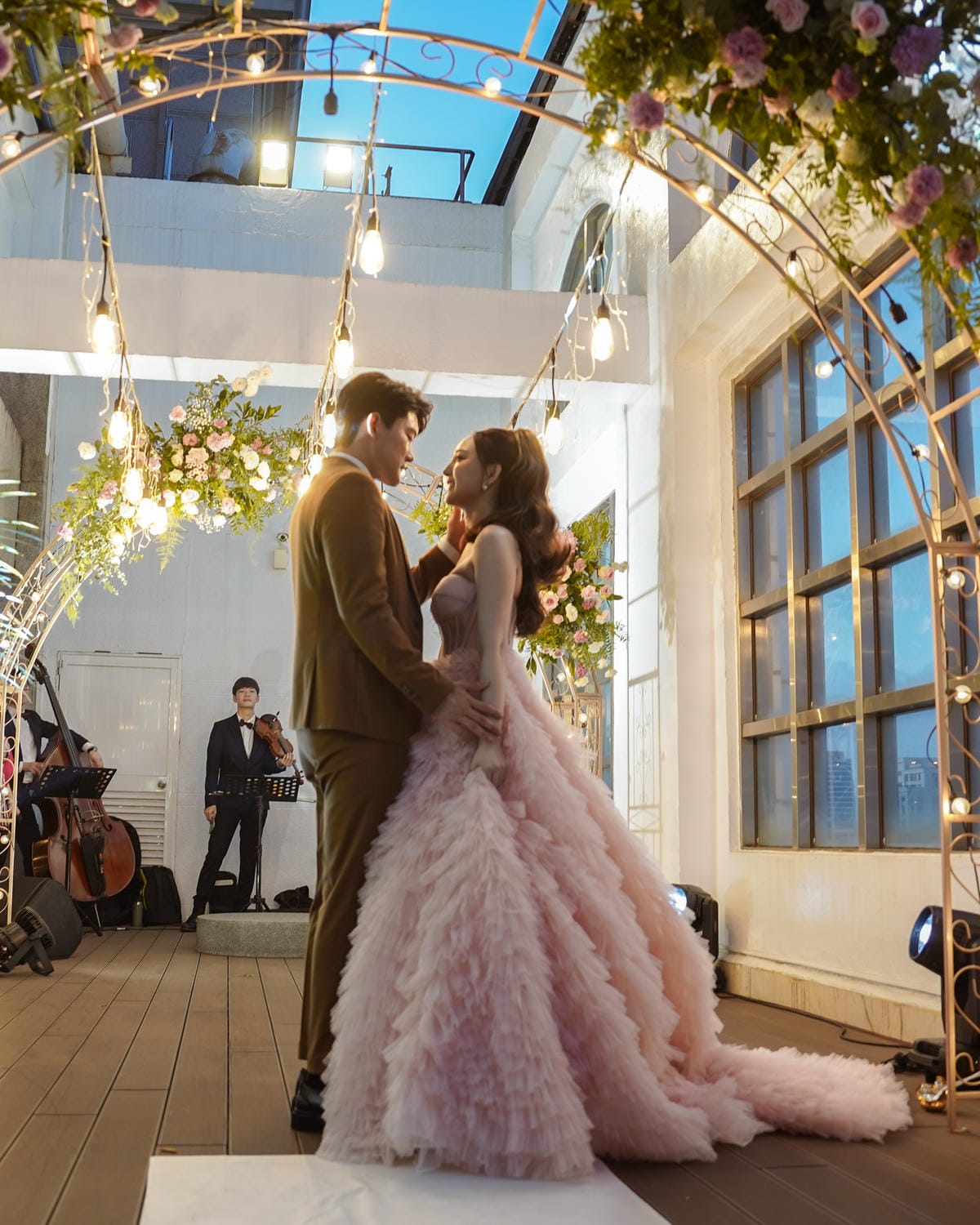 2023高雄戶外婚禮 漢來大飯店婚宴 漢來閣高雄戶外證婚夢幻場地 泳池畔見證美好幸福 高雄婚宴推薦漢來宴會廳 28.jpg 2023高雄戶外婚禮 漢來大飯店婚宴 漢來閣高雄戶外證婚夢幻場地 泳池畔見證美好幸福 高雄婚宴推薦漢來宴會廳 28.jpg