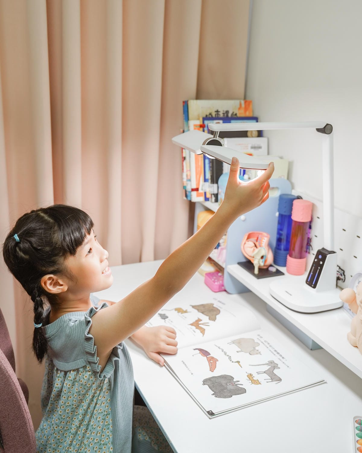 兒童檯燈推薦 飛利浦A3軒翼智能護眼檯燈 親子共讀A+爸媽首選22.jpg 兒童檯燈推薦 飛利浦A3軒翼智能護眼檯燈 親子共讀A+爸媽首選22.jpg