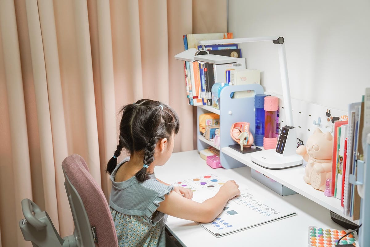 兒童檯燈推薦 飛利浦A3軒翼智能護眼檯燈 親子共讀A+爸媽首選41.jpg 兒童檯燈推薦 飛利浦A3軒翼智能護眼檯燈 親子共讀A+爸媽首選41.jpg