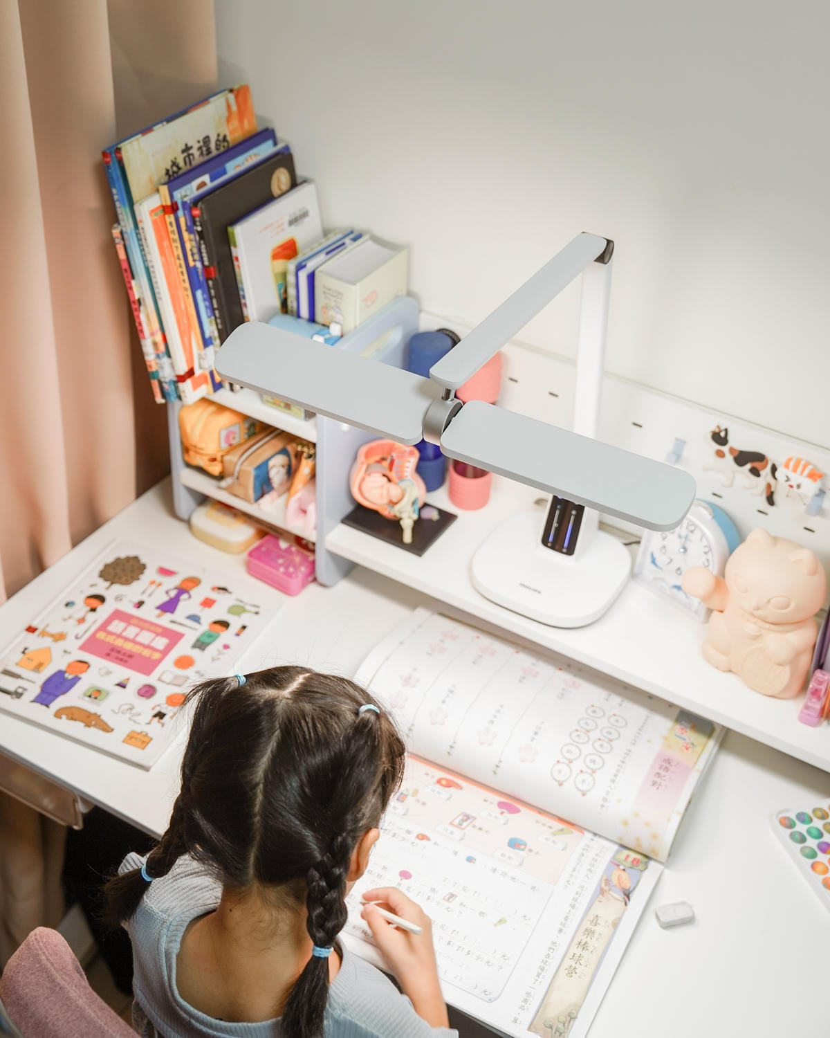 兒童檯燈推薦 飛利浦A3軒翼智能護眼檯燈 親子共讀A+爸媽首選21.jpg 兒童檯燈推薦 飛利浦A3軒翼智能護眼檯燈 親子共讀A+爸媽首選21.jpg