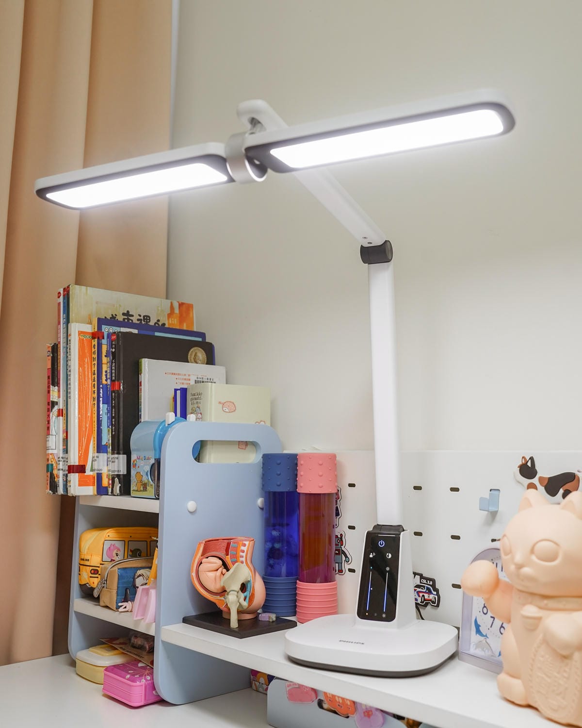 兒童檯燈推薦 飛利浦A3軒翼智能護眼檯燈 親子共讀A+爸媽首選10.jpg 兒童檯燈推薦 飛利浦A3軒翼智能護眼檯燈 親子共讀A+爸媽首選10.jpg