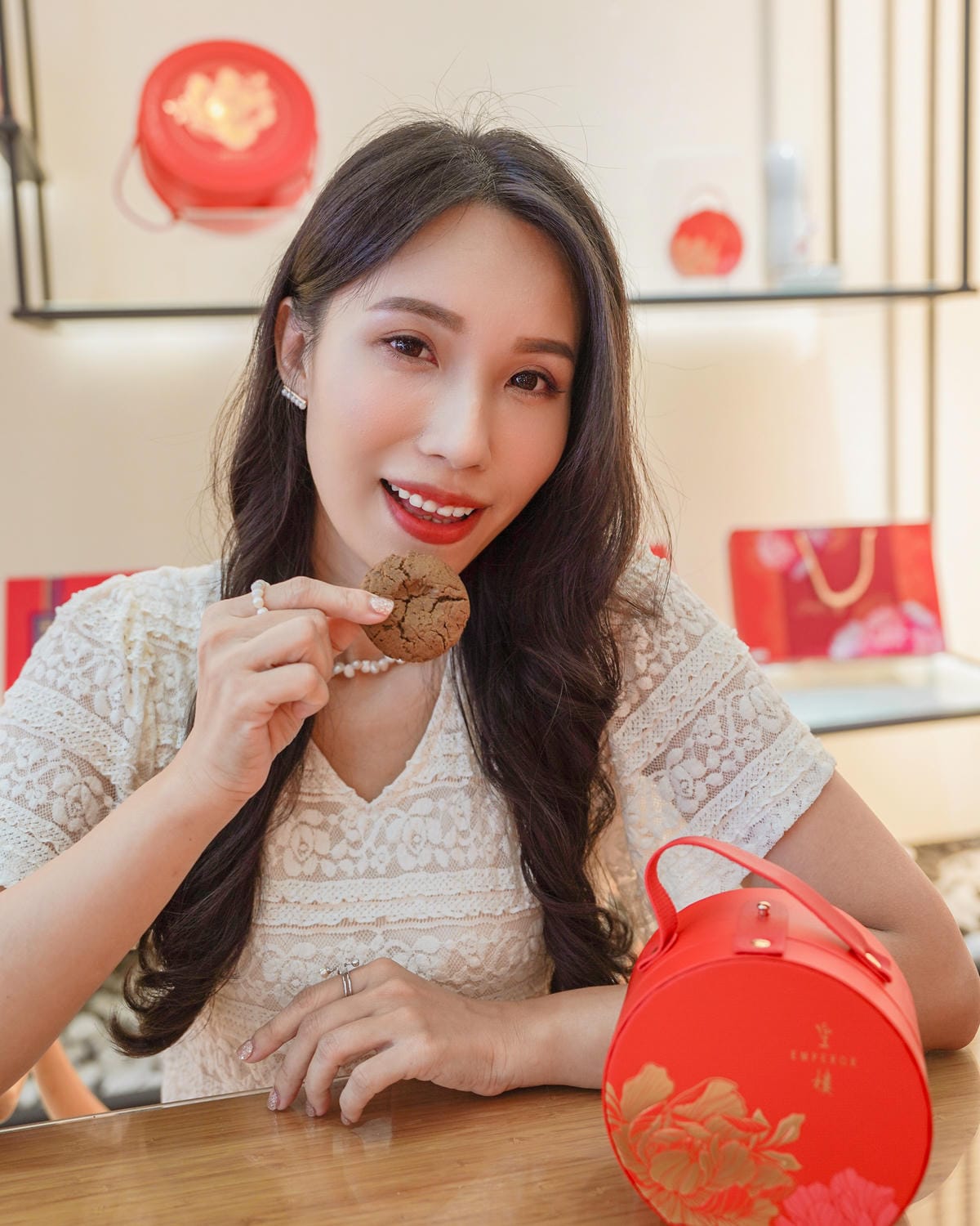 皇樓喜餅門市試吃開箱 璀璨 ‧ 圓提盒 中西式喜餅 伴手禮 推薦 感受愛情綻放的時刻28.jpg 皇樓喜餅門市試吃開箱 璀璨 ‧ 圓提盒 中西式喜餅 伴手禮 推薦 感受愛情綻放的時刻28.jpg