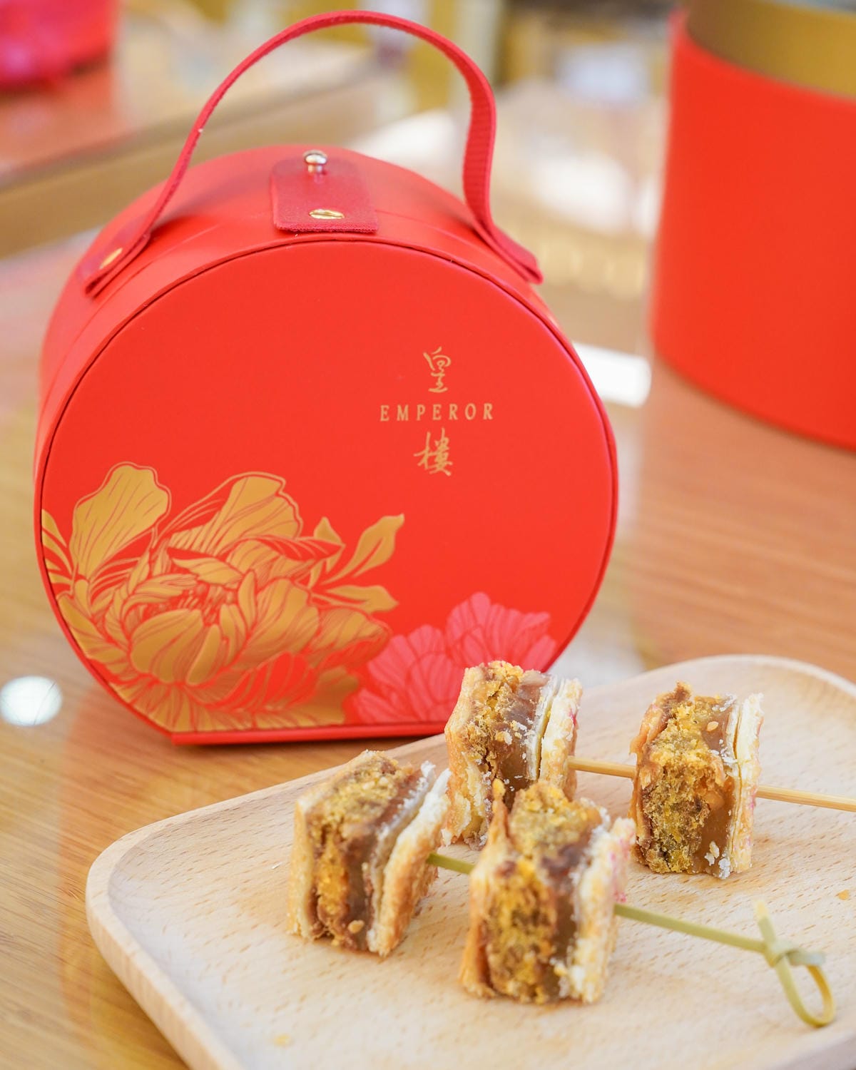 皇樓喜餅門市試吃開箱 璀璨 ‧ 圓提盒 中西式喜餅 伴手禮 推薦 感受愛情綻放的時刻21.jpg 皇樓喜餅門市試吃開箱 璀璨 ‧ 圓提盒 中西式喜餅 伴手禮 推薦 感受愛情綻放的時刻21.jpg