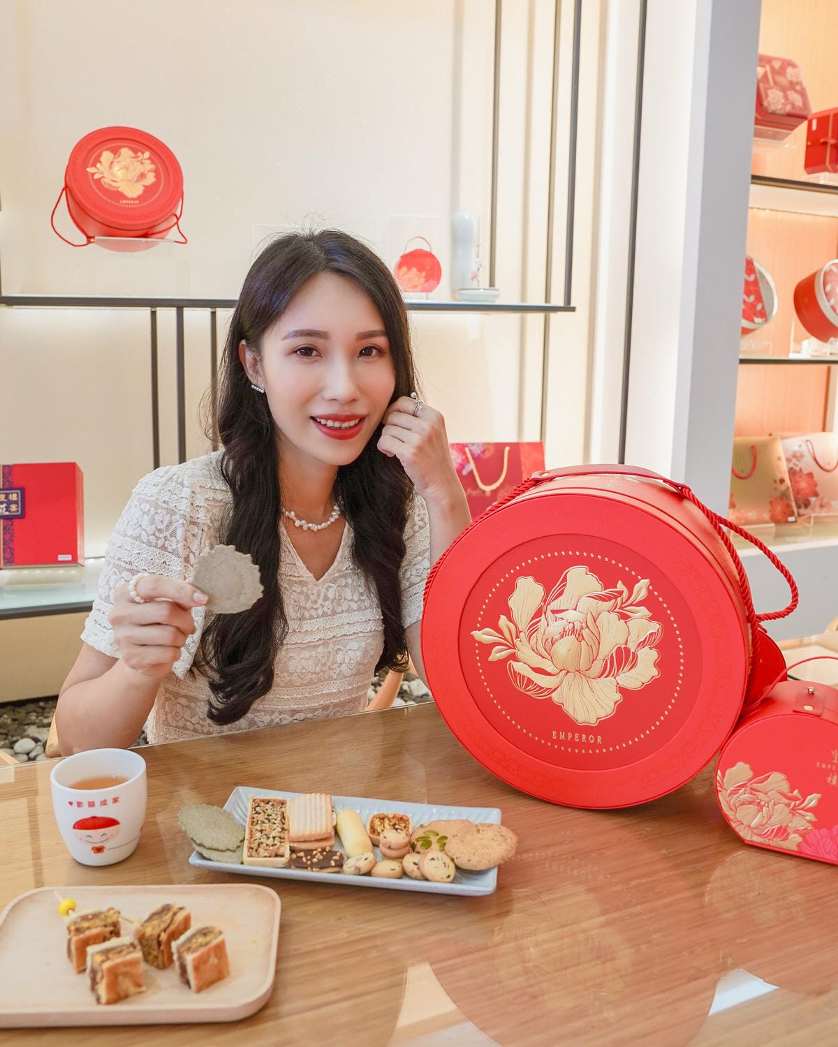 皇樓喜餅門市試吃開箱 璀璨 ‧ 圓提盒 中西式喜餅 伴手禮 推薦 感受愛情綻放的時刻37.jpg 皇樓喜餅門市試吃開箱 璀璨 ‧ 圓提盒 中西式喜餅 伴手禮 推薦 感受愛情綻放的時刻37.jpg