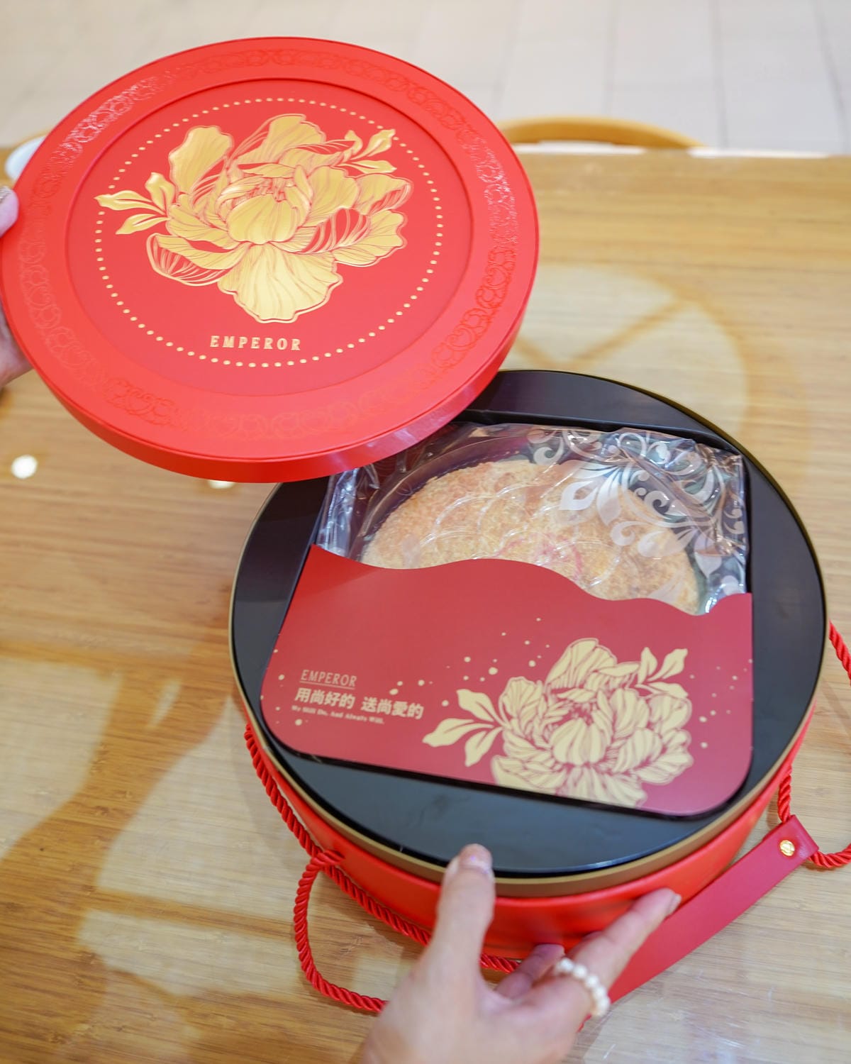 皇樓喜餅門市試吃開箱 璀璨 ‧ 圓提盒 中西式喜餅 伴手禮 推薦 感受愛情綻放的時刻11.jpg 皇樓喜餅門市試吃開箱 璀璨 ‧ 圓提盒 中西式喜餅 伴手禮 推薦 感受愛情綻放的時刻11.jpg