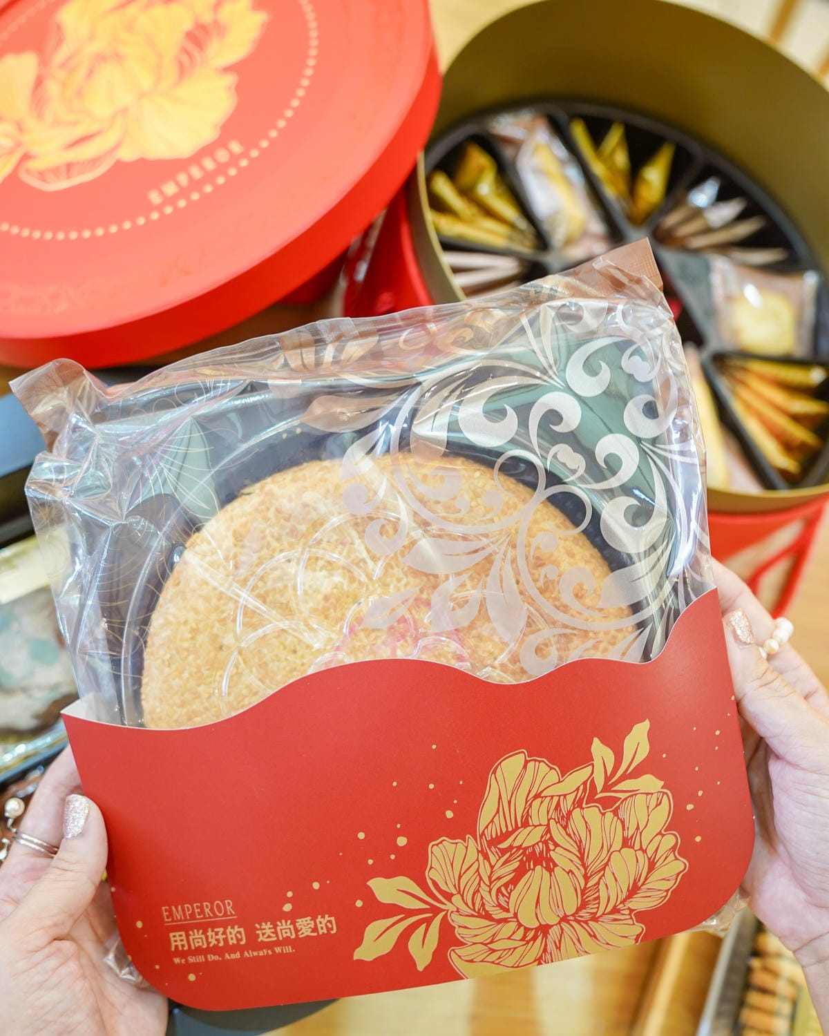 皇樓喜餅門市試吃開箱 璀璨 ‧ 圓提盒 中西式喜餅 伴手禮 推薦 感受愛情綻放的時刻13.jpg 皇樓喜餅門市試吃開箱 璀璨 ‧ 圓提盒 中西式喜餅 伴手禮 推薦 感受愛情綻放的時刻13.jpg