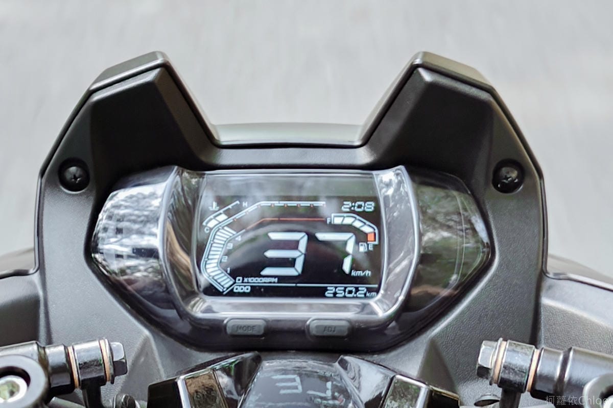 宏佳騰機車|STR250評價試乘心得 白牌機車之王 擁有最佳馬力 通勤旅遊都很罩14.jpg 宏佳騰機車|STR250評價試乘心得 白牌機車之王 擁有最佳馬力 通勤旅遊都很罩14.jpg