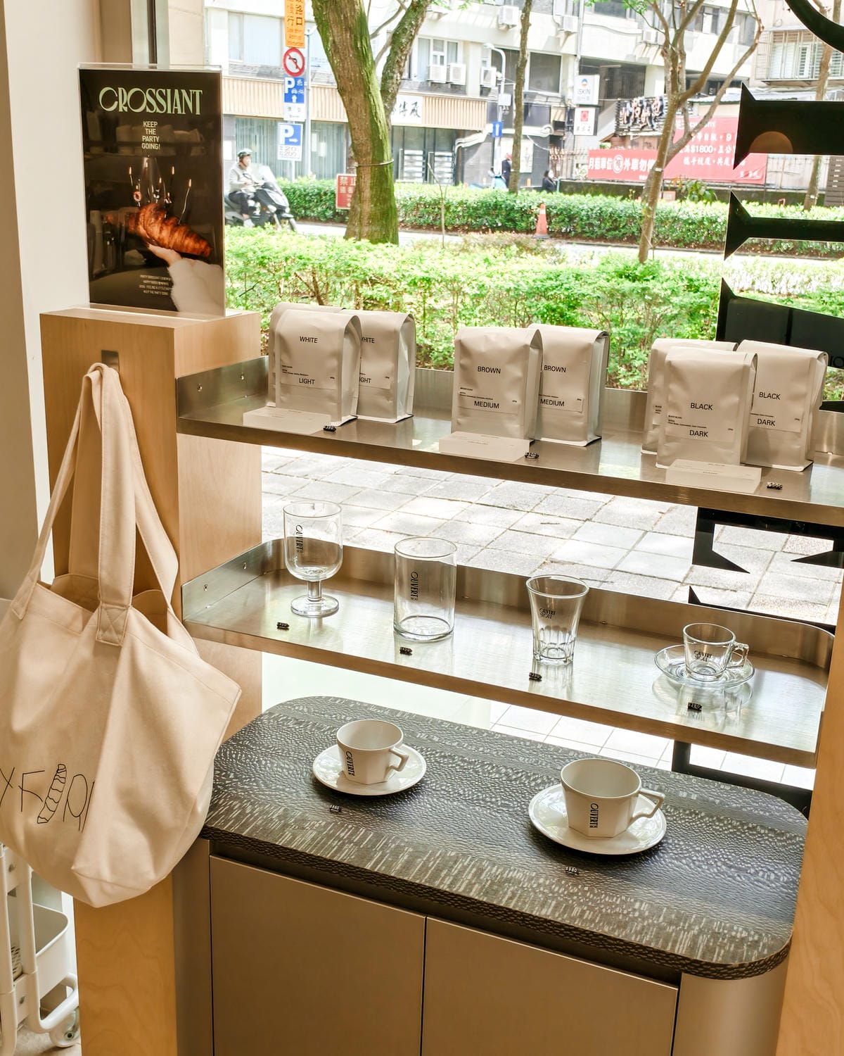 台北大安區咖啡廳 OUVERT SEOUL TAIPEI光復店 巨大可頌當生日蛋糕 來自韓國超人氣咖啡廳品牌5.jpg