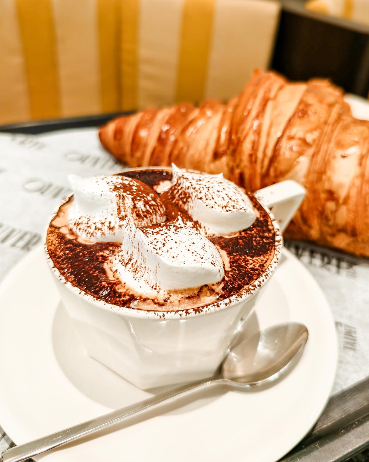 台北大安區咖啡廳 OUVERT SEOUL TAIPEI光復店 巨大可頌當生日蛋糕 來自韓國超人氣咖啡廳品牌10.jpg